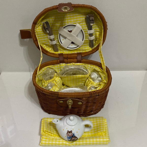 Vintage Delton Mini Tea Set in Wicker Basket with handle - Picture 1 of 15